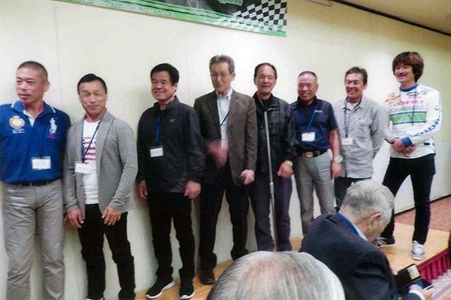 画像: 出席した往年のライダーたち(KRTファクトリー)。右から、立脇美樹夫氏、岡部篤氏、藤秀信氏、福本敏夫氏、安井隆志氏(元KRT監督)、鈴木都良夫氏、多田喜代一氏、塚本昭一氏