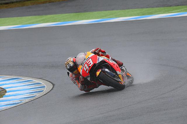 画像: 日本GPでのマルケス選手の走り。雨でもこのバンク角。肘もつきそうであります