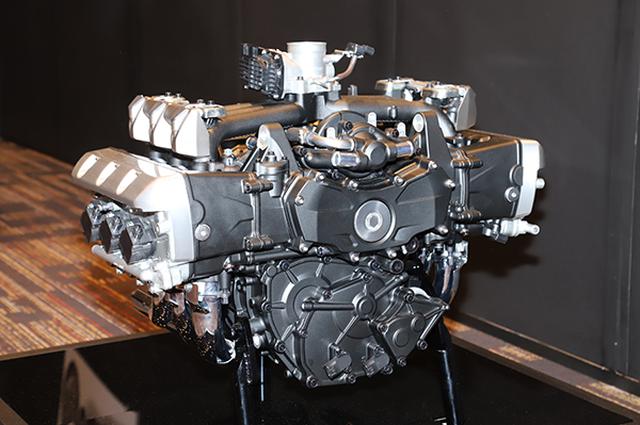 画像: 最大の特徴ともいえる水平対向6気筒エンジンは新開発されコンパクトに。1800cc6気筒と排気量や気筒数の印象からここまで良い意味で裏切られるエンジンもあまり無いでしょう。非常に従順でどこでも扱いやすい力持ちであります。大きいくせに下のほうに低く居るのも車体の操縦安定性に貢献しております