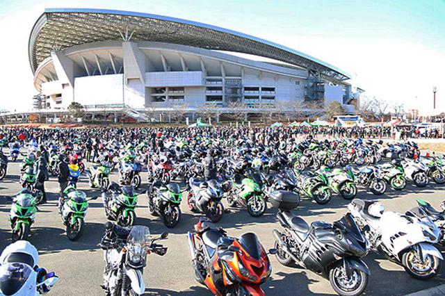 画像: スタジアムの駐車スペースにはカワサキ車がずらり