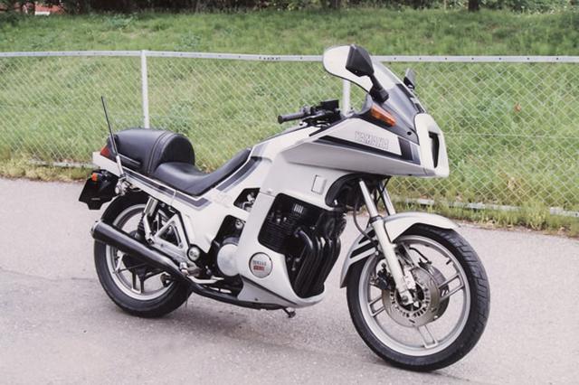 画像: ヤマハXJ750Dの赤/シルバーのカラーリングを、シートラベルを使って黒/シルバーのシックなイメージに変更。シート後部はラクダのコブのような小物入れに改造。