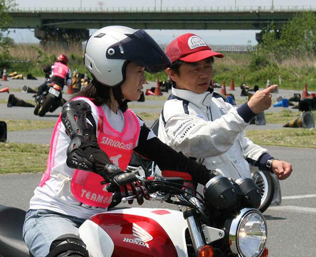画像: スクールで指導をするともさん(右)