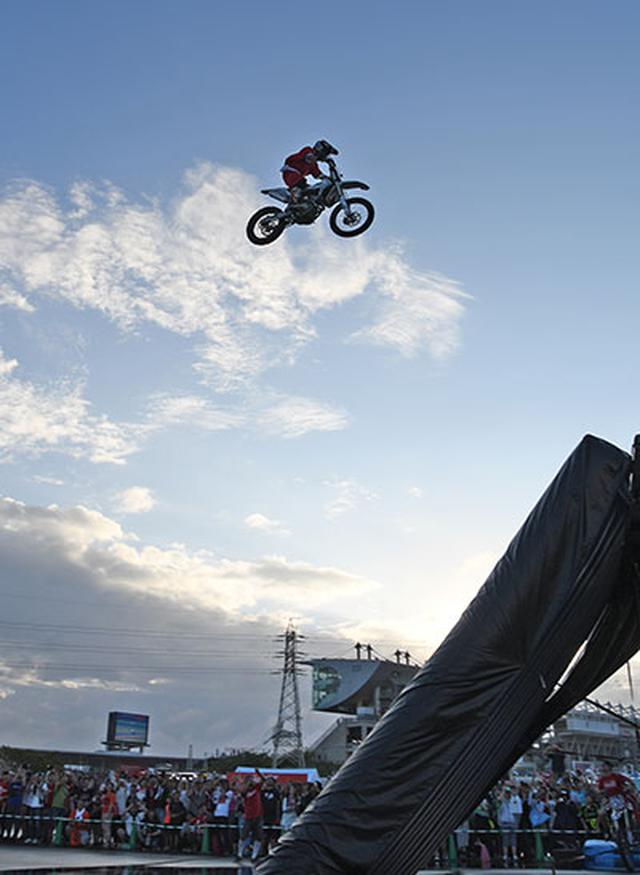 画像: 陽が傾きかけた鈴鹿の空に舞うFMX