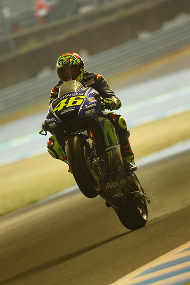 画像: 元祖スーパースターのロッシ選手。どのサーキットでも黄色い応援団が声援を送ります。イタリアに行ったとき、普通にスーパーで彼のヘルメットが入れ物になったキャンディとか売っていました