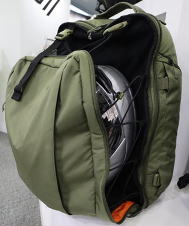 画像: ヘルメット収納機能を装備したデイパック