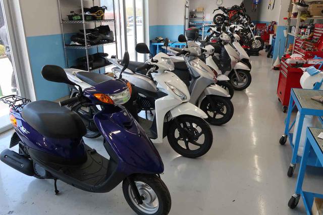 画像: BDSレストアショップで点検中のレンタル車両。50台以上が用意される