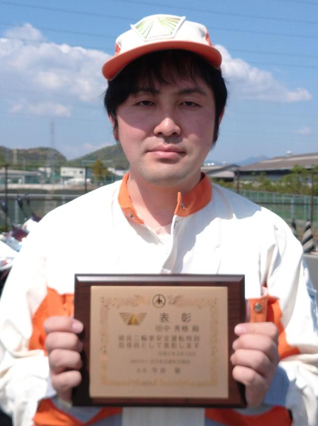 画像: 受賞者には表彰盾が贈られる。写真は田中秀穂特指(熊本)