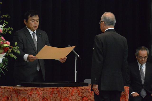 画像: 赤羽一嘉大臣㊧から大臣表彰を受ける受賞者(2019年10月31日)