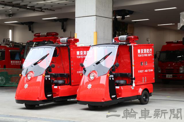 画像: ファーストエイドチームには2台が配備されており、それぞれ搭載する装備(以下・資器材)が異なっている。写真の1号車(手前)には、助手席外側に消防用の資器材を搭載していることで区別が付く。取り付けられているのは「スピンドルハンドル」と呼ばれており、火災現場近くの消火栓の元栓を開放するための装備となっている。