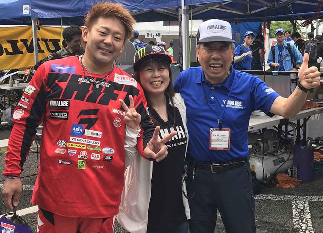画像: 昨年の全日本トライアルで野崎史高選手とチーム監督の大月信和さんと。写真提供:内藤一代さん
