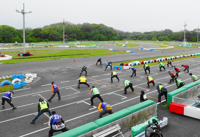 画像: 密を回避して安全運転のための実技講習へ 広く間隔を空けて準備体操