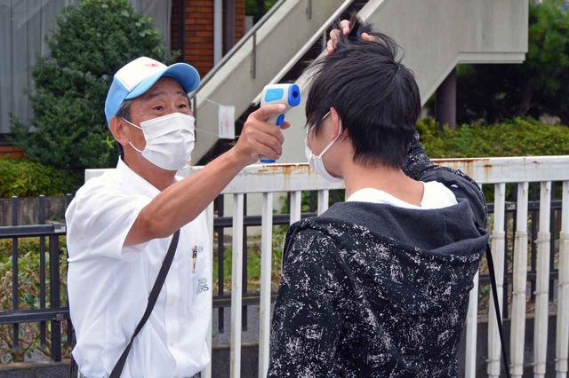 画像: 新型コロナウイルス対策を徹底(写真は検温の様子)