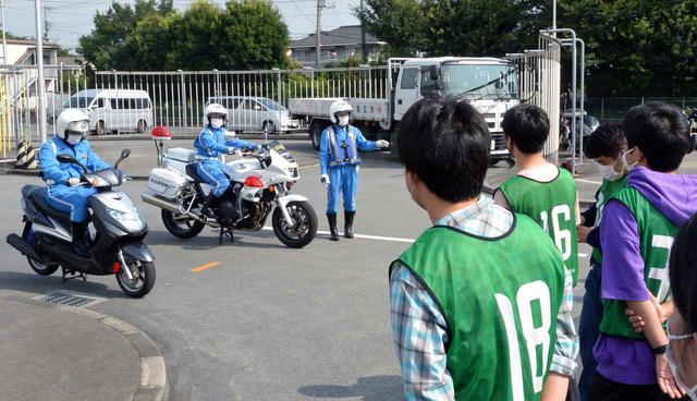 画像: 実技講習は県警白バイ隊員が中心となって進行