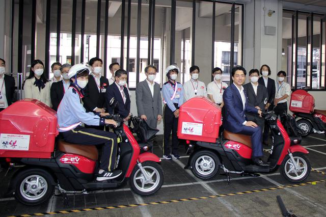 画像: 日本橋郵便局において電動二輪車の導入現場を視察
