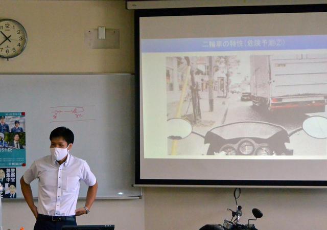 画像: 県警交通部交通総務課担当者による講義(交通安全講話)