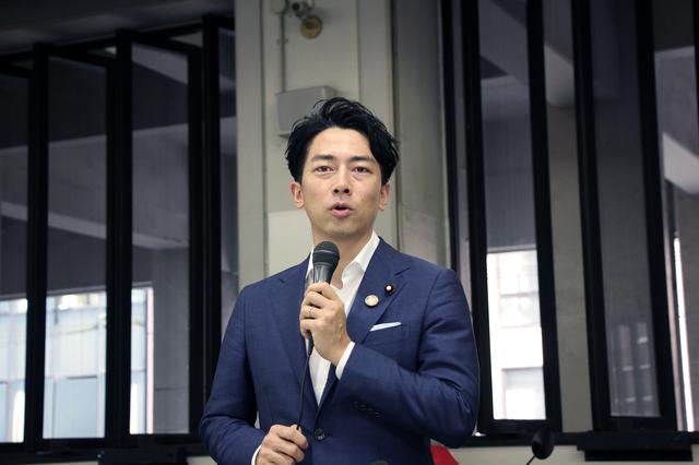 画像: 視察後に支援策を発表する小泉環境大臣