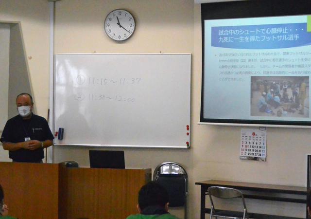 画像: 会場の教習所職員による救急救命法の講習風景