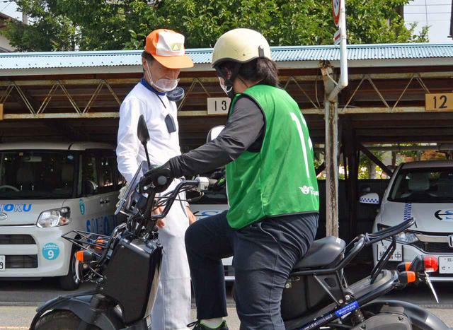 画像: 各課題ごとに指導員が生徒にアドバイス