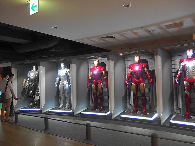 画像: 『アイアンマン』 迫力のアーマー群 歴代パワード・スーツの展示は非常にレアで圧巻の存在感が漂う