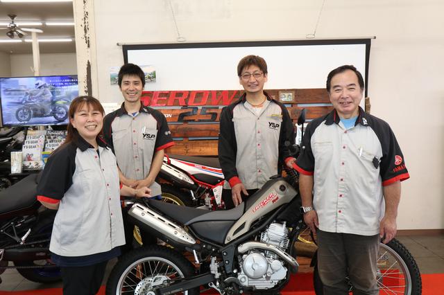 画像: 京葉で勤務するスタッフ一同。前列左から時計回りに内藤さん、川﨑康之さん、長山和史さん、店長の川上雅也さん。川上さんは内藤さんへ「ウチの看板です。いないと困る」と、絶大な信頼を寄せている。