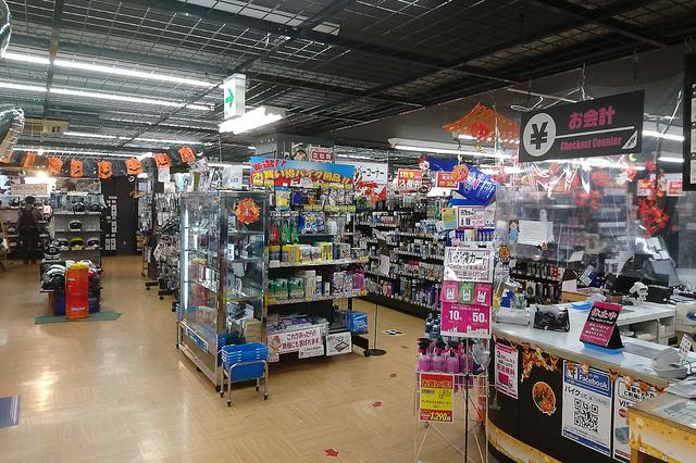 画像: 2階がヘルメットや洋用品など。3階がタイヤやマフラーなどの展示・販売スペースとなっている