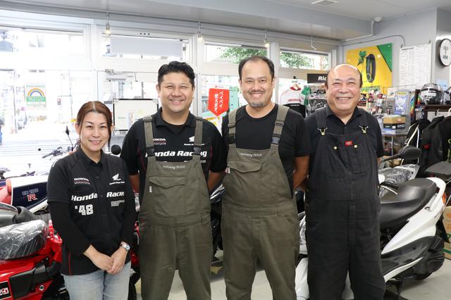 画像: 右から「モトウィング須賀」会長の須賀進さん、店長の鐘築義勝さん、社長の須賀譲之助さんと香織さん夫妻