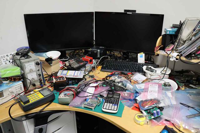 画像: すべてをオリジナルで作りあげる。設計担当者の机上は試作パーツの山