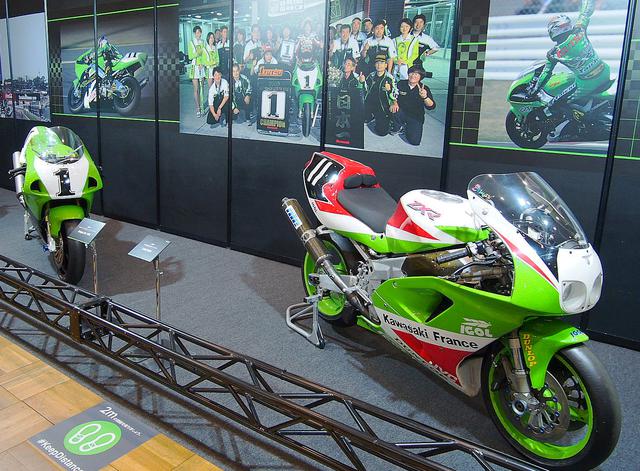 画像: 手前=1994年FIM世界耐久選手権優勝「ZXR750R」、後方=2000年全日本ロードレース選手権スーパーバイク優勝「ニンジャZX―7RR」