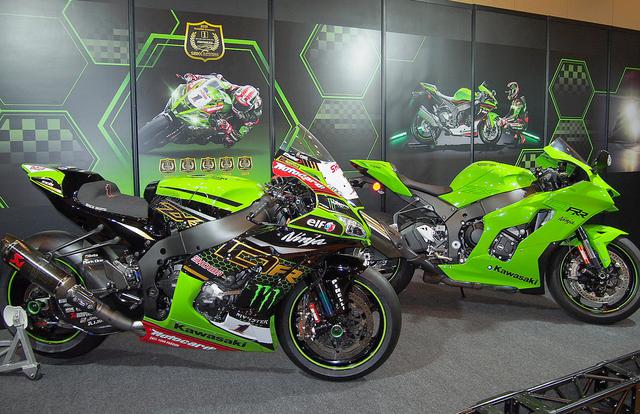 画像: 手前=2020年スーパーバイク世界選手権で見事6連覇を達成したニンジャZX―10RR、後方=今回、日本初展示となる「ニンジャZX―10RR」2021年モデル
