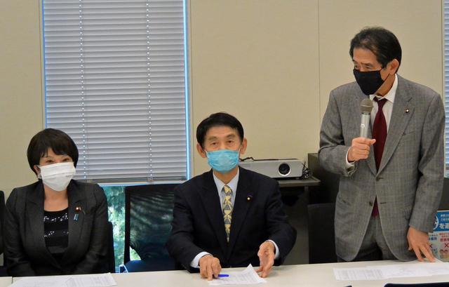 画像: BB議連の活動に対し期待のことばを述べる(右から)逢沢議員、今村議員、高市議員