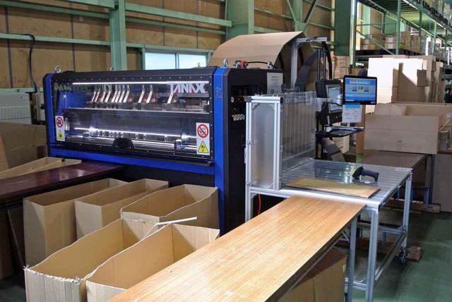 画像: 導入した大型の梱包段ボール箱製作機