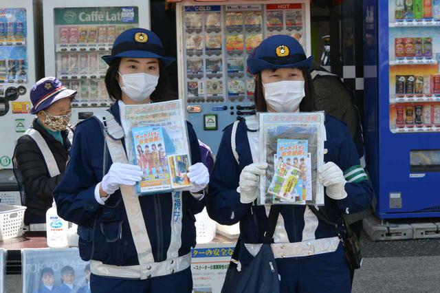 画像: 会場では警視庁交通アンゼッター「ももいろクローバーZ」啓発グッズを配布