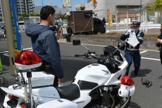 画像: 白バイとの記念撮影