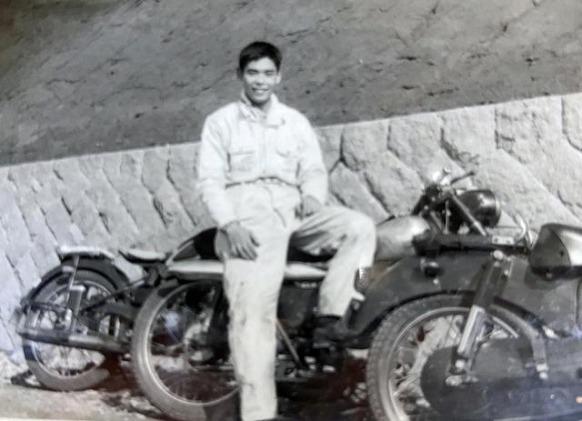 画像: 1960年代、箱根ツーリング時の様子。またがっている車両は「庄司興業㈱庄建号 55A」1955年。後方の車両はヤマハ「YA-1」1955年。後にYA-1を改造してスクランブル大会に参加することになる