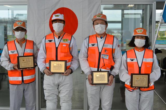 画像: 神奈川県の受賞者。右から20年度受賞者の北小路特指と石井特指、19年度受賞者の小倉特指と髙栁指導員