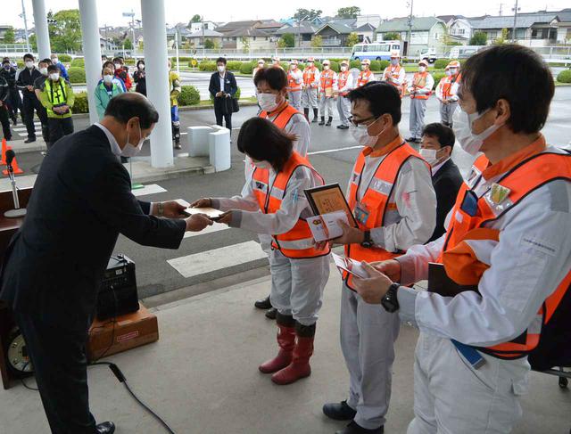 画像: 神奈川では二輪車安全運転大会会場で表彰伝達を開催。菅原県二推委員長(左端)から表彰盾が手渡された