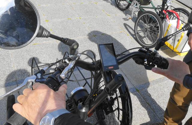 画像: フル電動車仕様のハンドル部操作周り 操作/走行状況等を確認可能なディスプレイも装備する