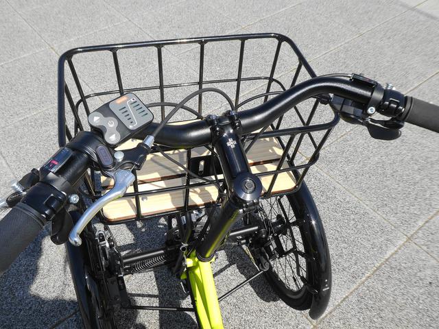 画像: 電動アシスト自転車のハンドル部操作周り 前方には荷物バスケットを装備