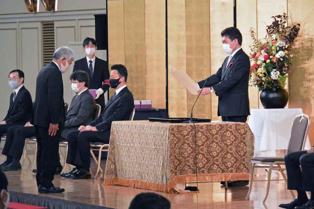 画像: 小林茂樹大臣政務官(写真右端)から表彰状を手渡される受賞代表者