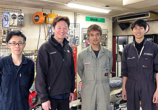 画像: 中央左が代表の清野さん、右が専務の関口勉さん。一番左は店長の仁王道治さん、一番右がスタッフの住友泰星さん