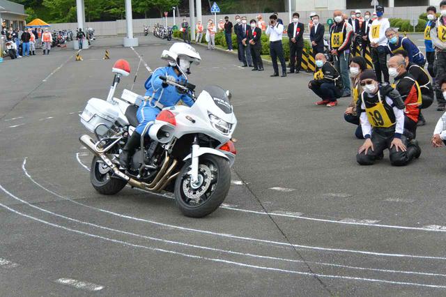 画像: 競技終了後には白バイ隊員と県二普協指導員による模範走行が行われた
