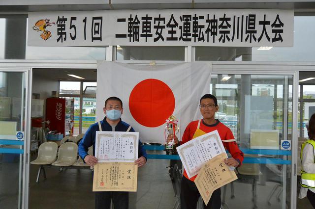 画像: Aクラス優勝の小林選手(左)、Bクラス優勝とともに個人総合優勝を果たした佐藤選手(右)