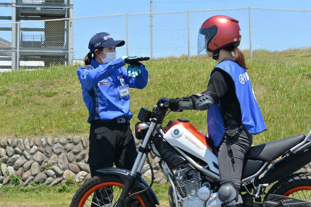 画像: インストラクターも平成生まれで構成。元全日本モトクロス選手権レディスクラスのトップライダー・伊集院忍さん(写真左)