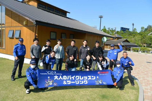 画像: ミニツーリング中に立ち寄ったカフェで、参加者・スタッフの記念撮影