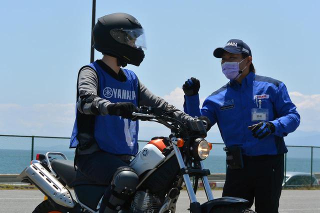 画像: 現役全日本トライアル選手の野崎史高さん(写真右)もインストラクターとして参加