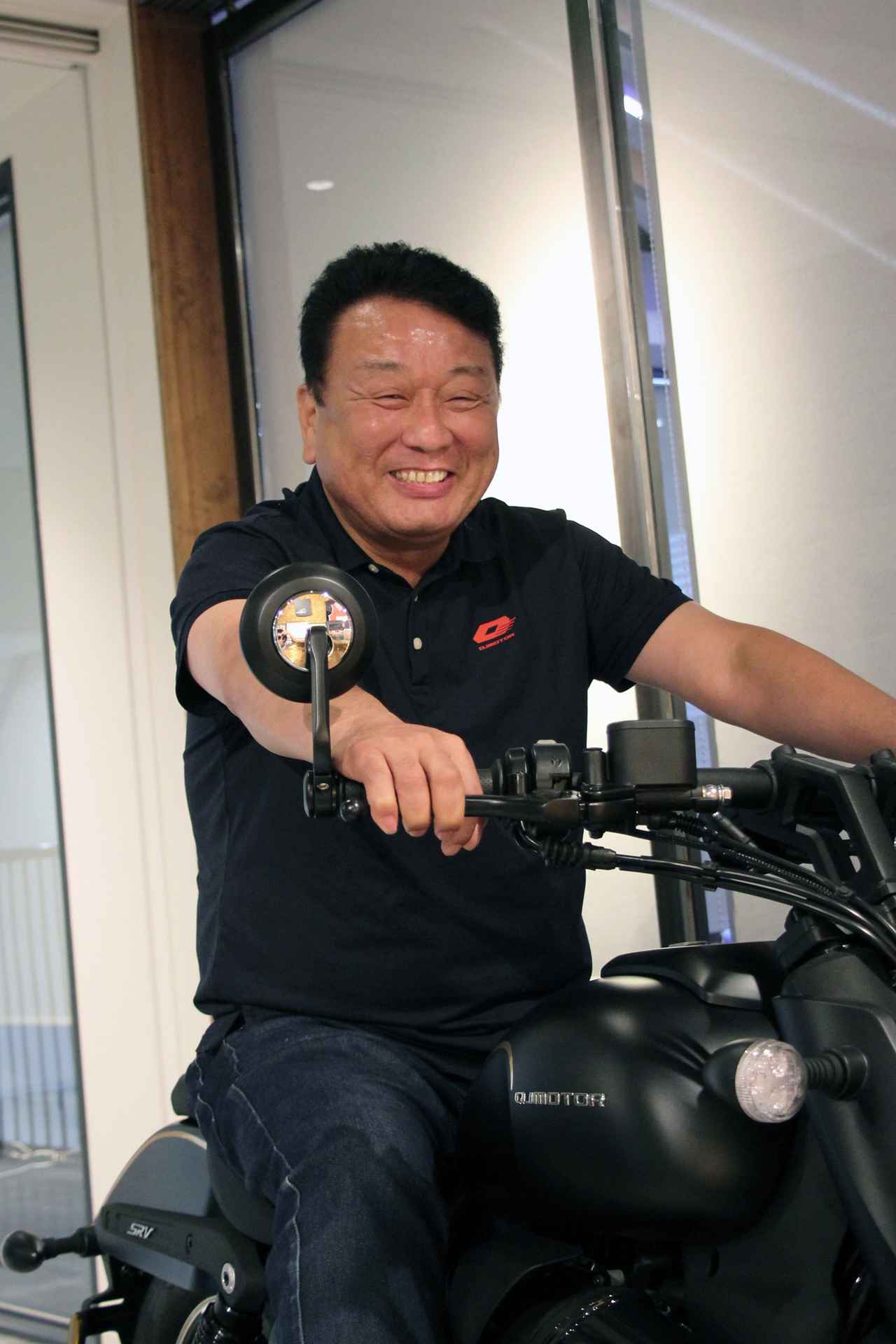 画像: 人気車SRV400VSの説明をする西氏。入社以来30年以上、輸入二輪・四輪車のセールスを務めてきた