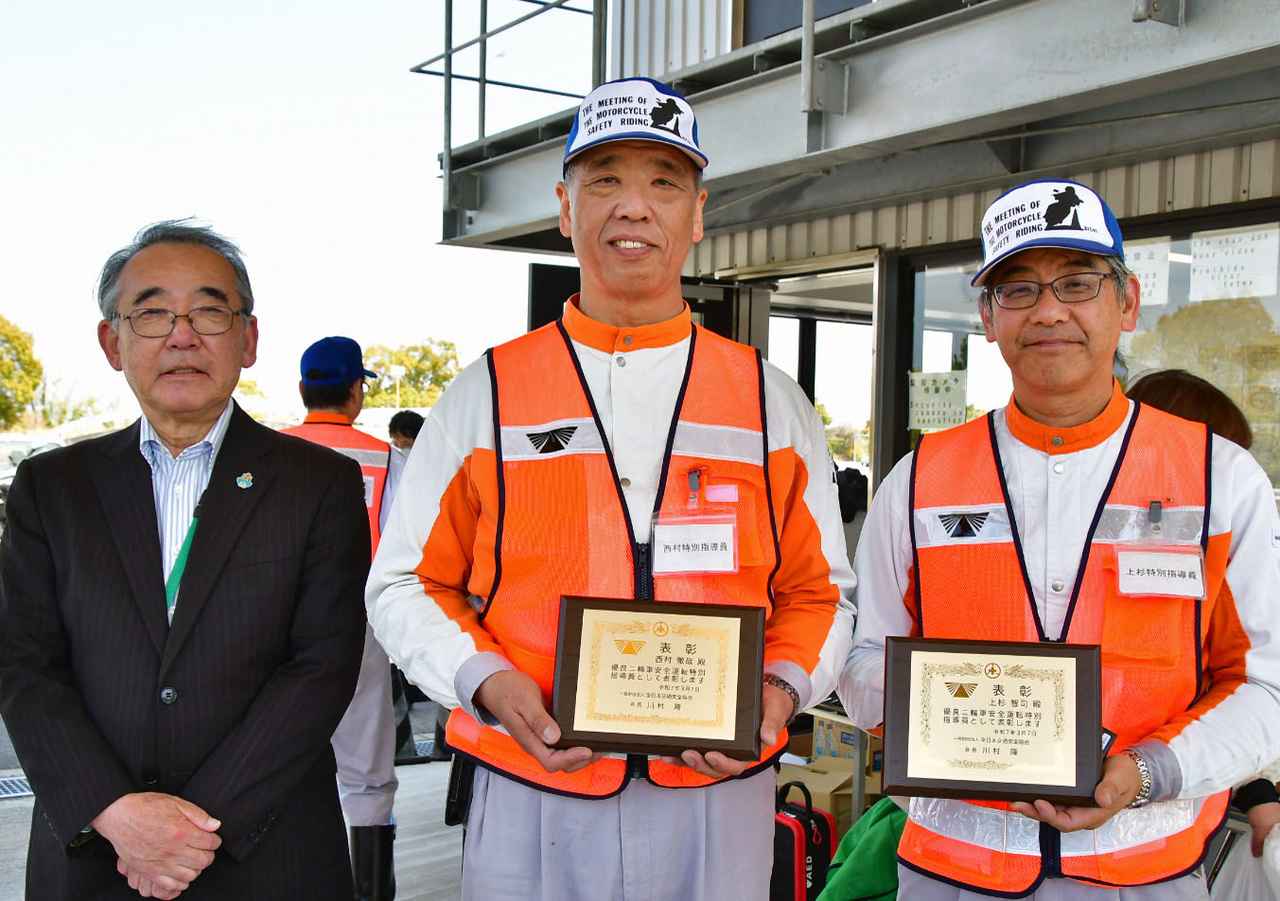 画像: 愛知の受賞者。上杉特指(右)と西村特指(中央)