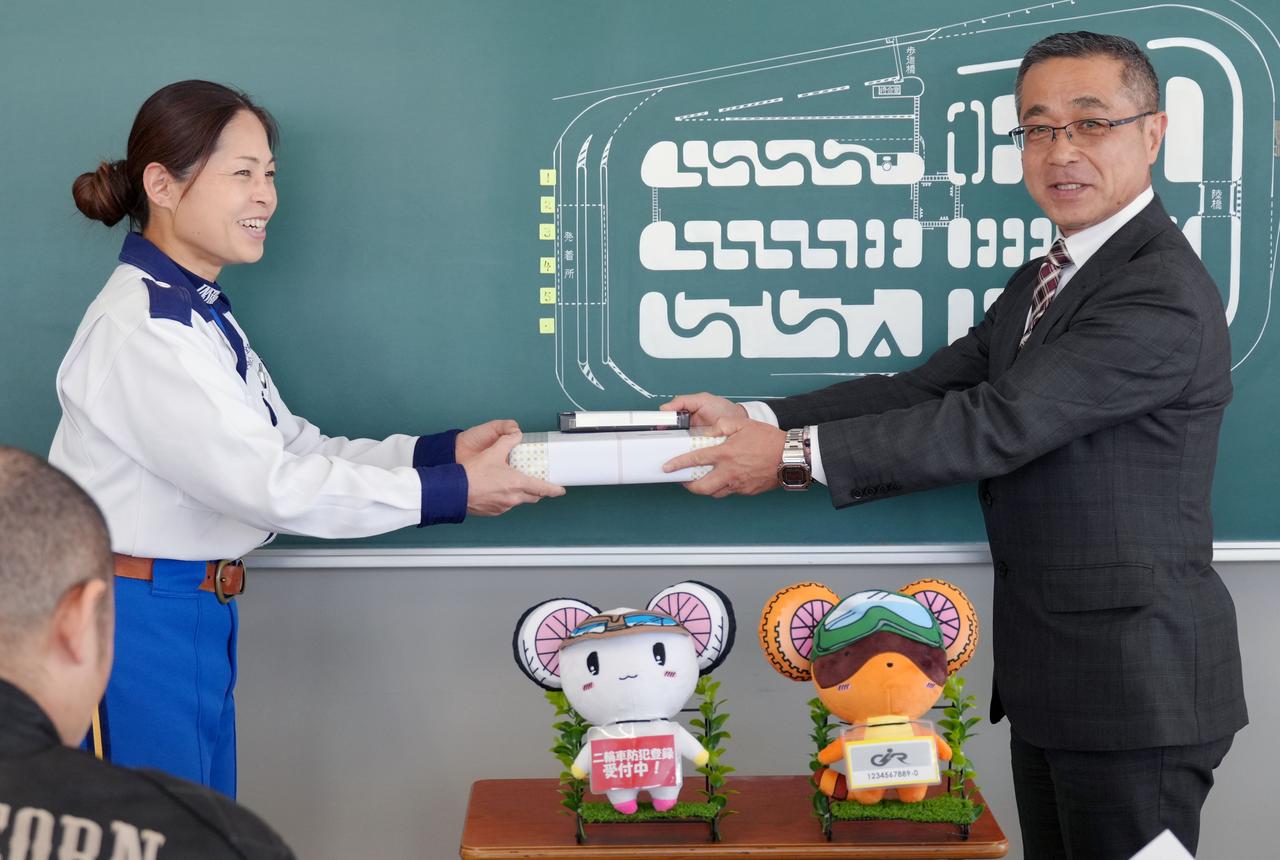 画像: 宮城で表彰を受けた髙橋特指(左)