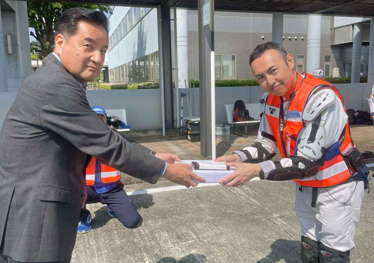 画像: 静岡で表彰を受けた加賀美特指(右)