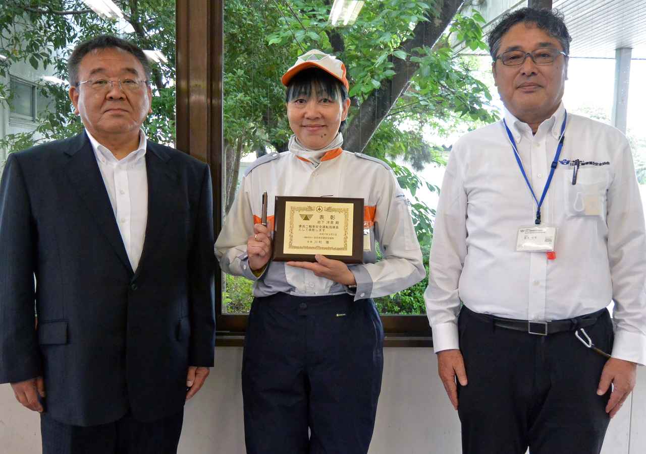 画像: 千葉で表彰を受けた岩下指導員(中央)